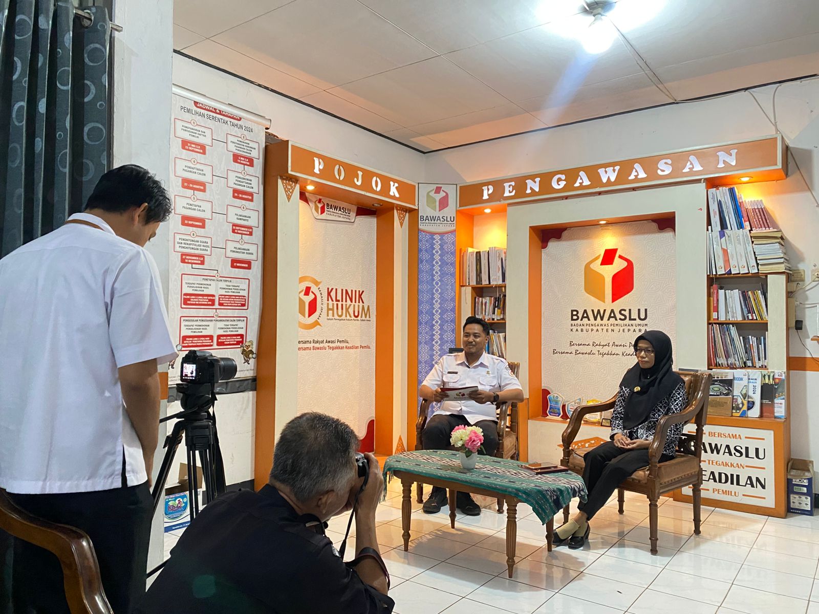 Anggota KPU Kabupaten Jepara, Siti Nur Wahidatun menjadi narasumber dalam program Bawaslu Menyapa dengan tema  “Menjaga Sinergi dalam memsukseskan Pilkada 2024” dan Ahmad Andredy Kurniawan, Staf Teknis Bawaslu Kabupaten Jepara selaku Host/Moderator.