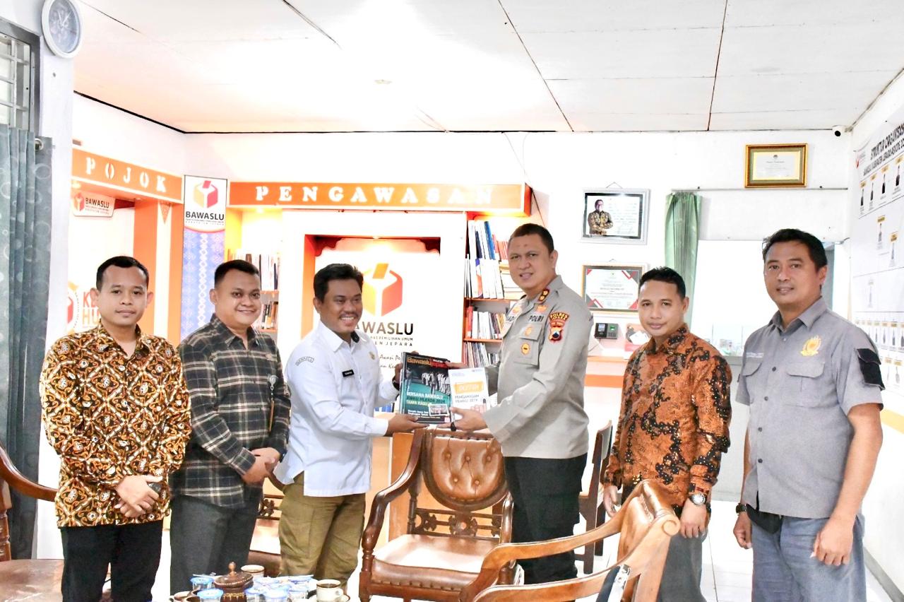 Jajaran pimpinan Bawaslu Jepara Khoirul Abidin, Shohibul Habib, Ali Purnomo, Sujiantoko, Kapolres Jepara AKBP Dr. Hadi Kristanto, S.I.K., M.M., dan Kanit Lidik I Sat Intelkam Polres Jepara Iptu Iwan Kusnandar, S.H.