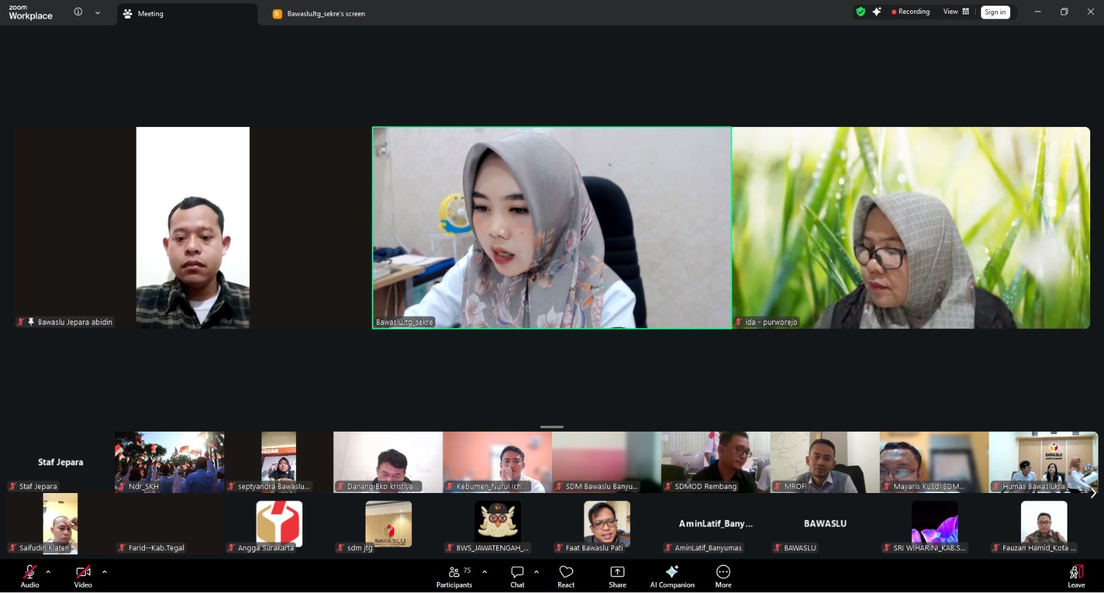 Anggota Bawaslu Jepara Khoirul Abidin dan Staf SDM mengikuti Rapat Koordinasi Divisi SDM dan Organisasi yang diselenggarakan oleh Bawaslu Provinsi Jawa Tengah secara daring melalui zoom meeting