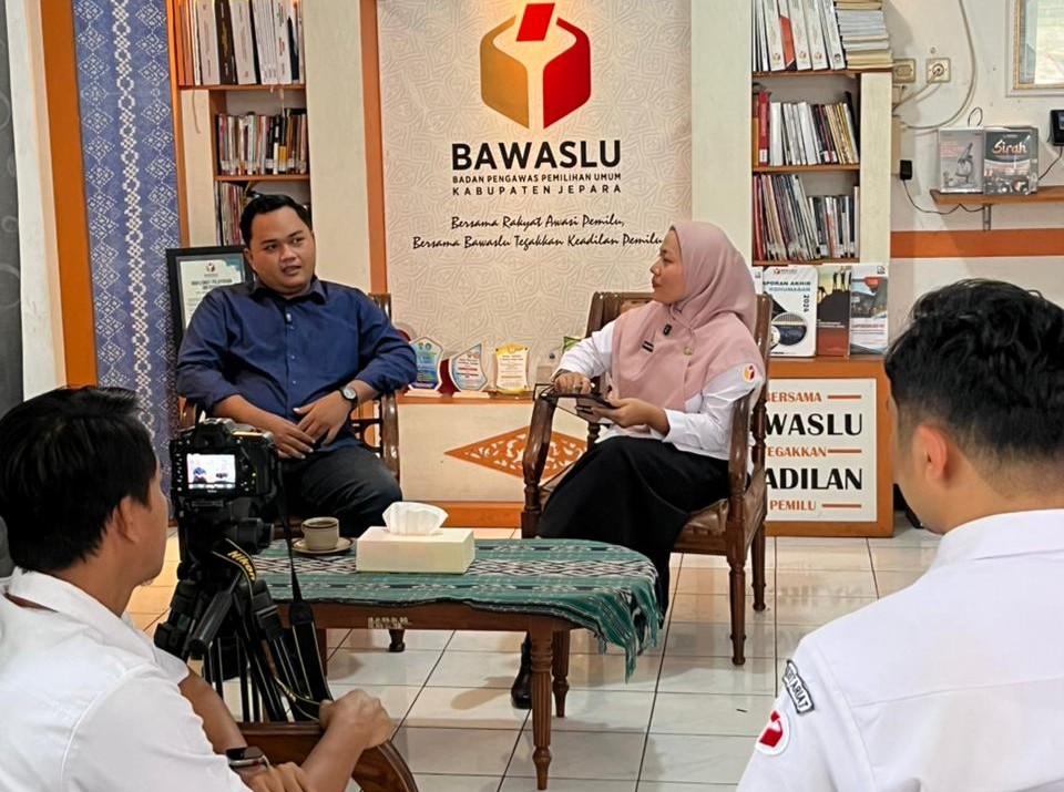 Ketua Panwaslu Kecamatan Tahunan pada Pilkada 2024, Amir Mahmud sebagai narasumber dan Nurul Khotimatul K. Staf Pencegahan, Parmas Bawaslu Jepara selaku moderator.