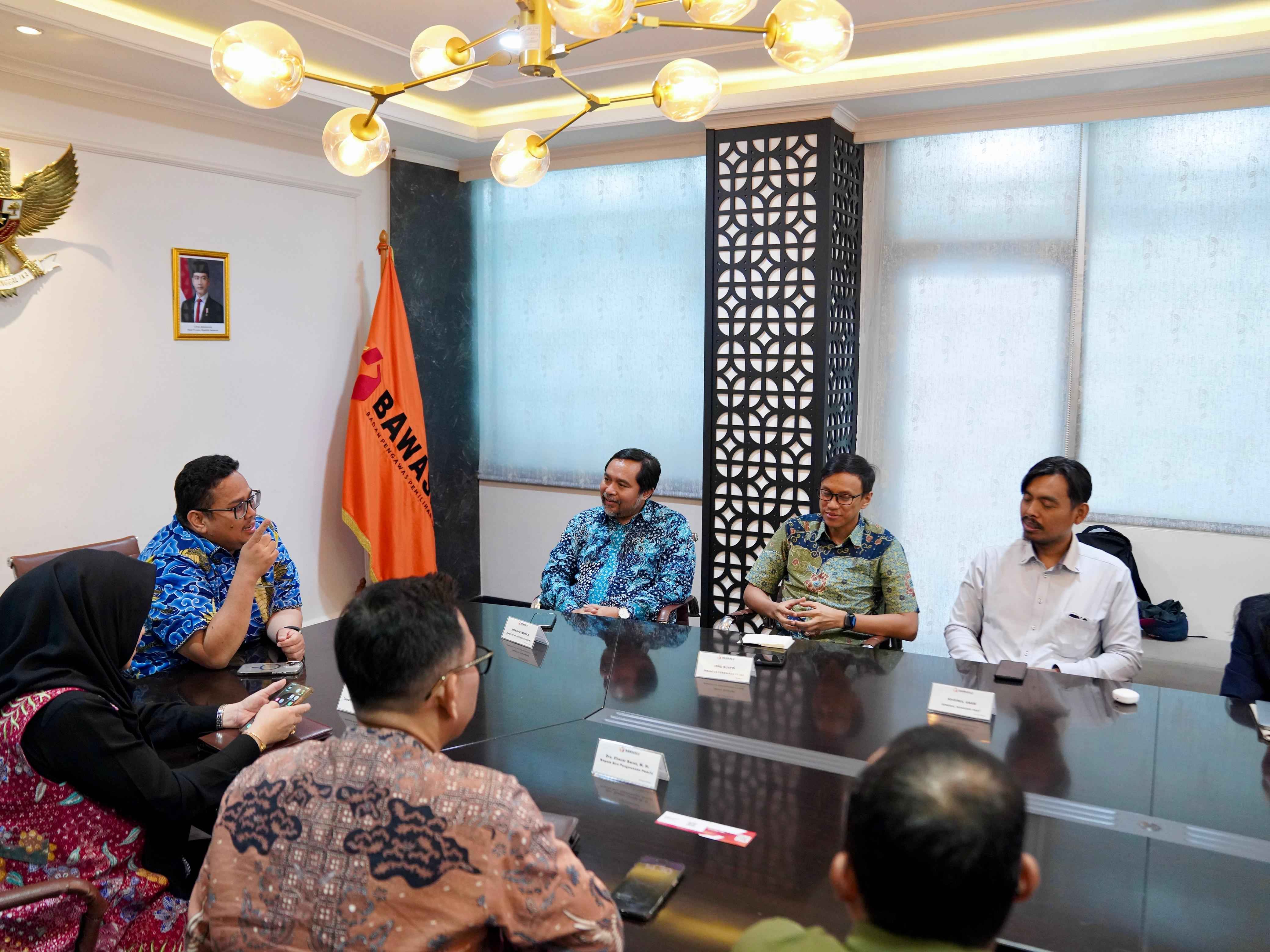 Ketua Bawaslu Rahmat Bagja (kiri berbatik biru) dalam audiensi dengan tim Media Tempo di Gedung Bawaslu, Jumat (20/2/2026).