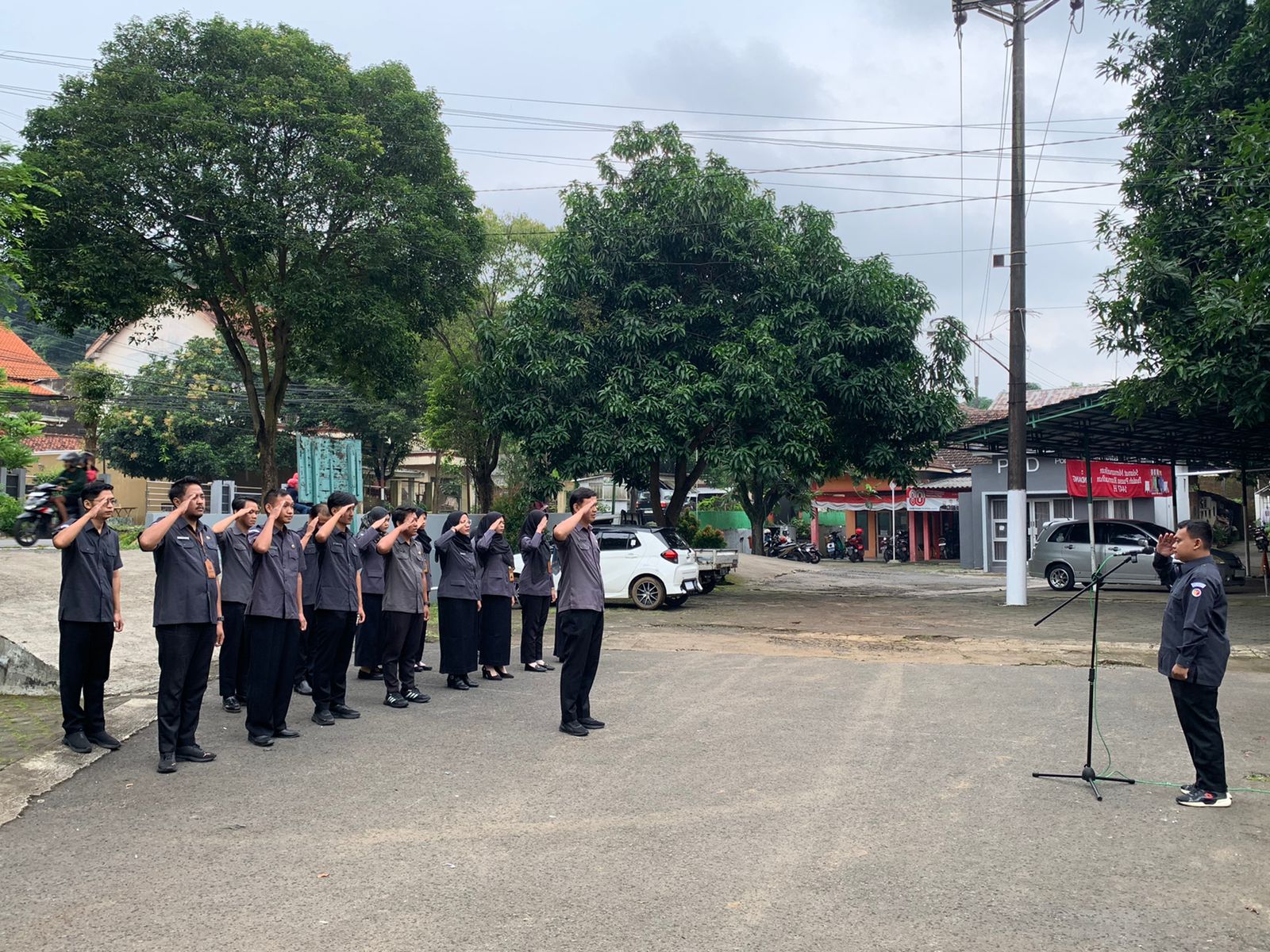 Anggota Bawaslu Jepara Shohibul Habib sebagai pembina dalam apel pagi rutin bersama jajaran staf di halaman kantor Bawaslu Jepara