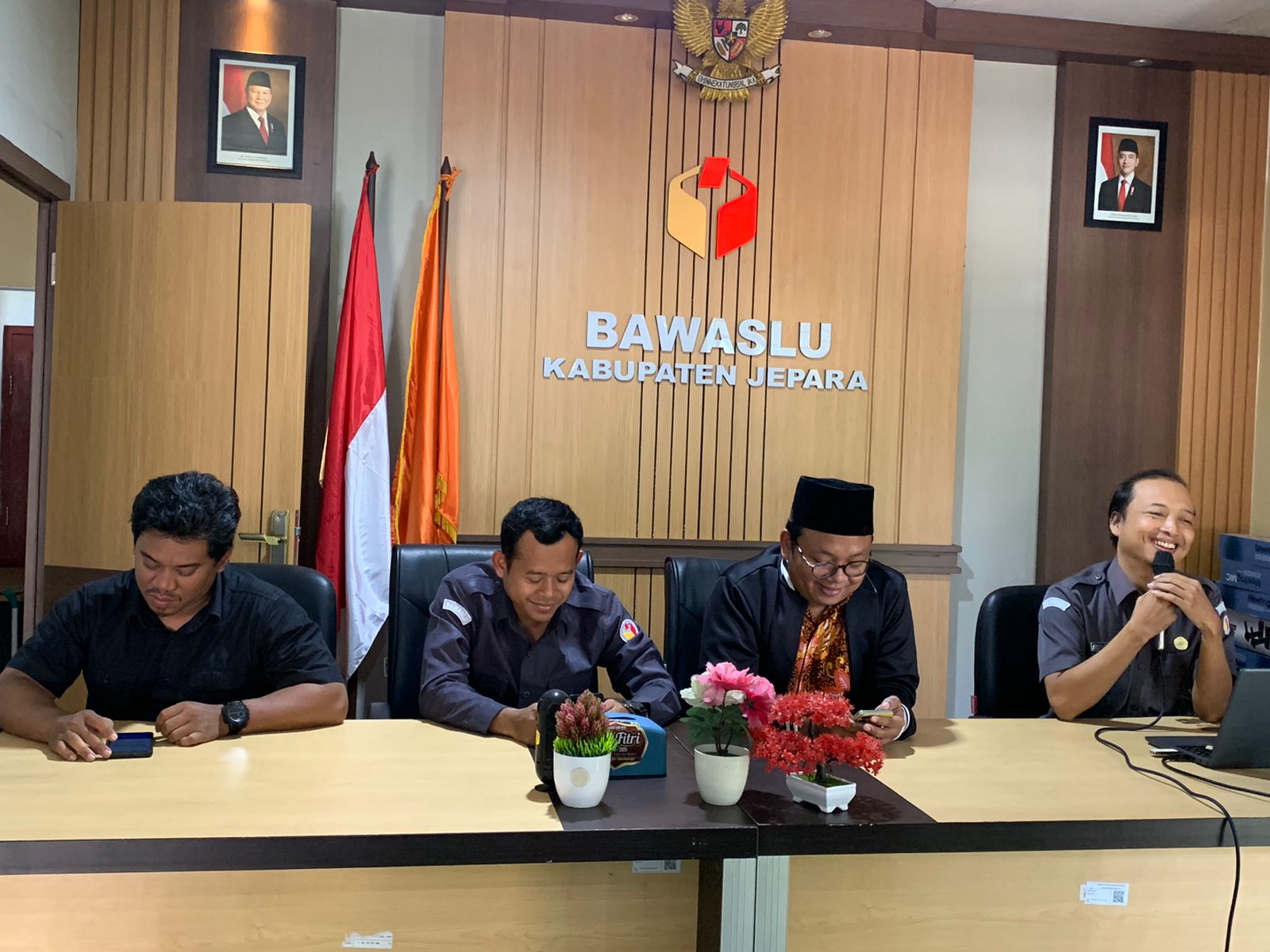 Ketua Bawaslu Jepara Sujiantoko, Kordiv SDM dan Diklat Khoirul Abidin, Kordiv Penanganan Pelanggaran Khomaru Zaman, Pengisi Materi Staf Penanganan Pelanggaran Misbakhus Sholihin