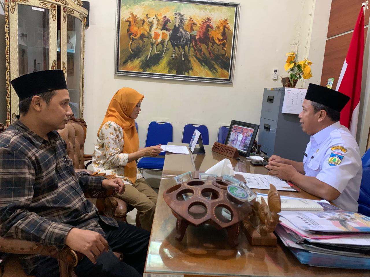 Bawaslu Kabupaten Jepara melaksanakan pengawasan terhadap kegiatan coklit terbatas (coktas) Pemutakhiran Daftar Pemilih Berkelanjutan (PDPB) oleh Anggota Bawaslu Jepara Divisi Pencegahan, Partisipasi Masyarakat dan Humas, Ali Purnomo, bersama jajaran staf dan anggota KPU Jepara, Siti Nurwakhidatun, beserta staf sekretariat. 