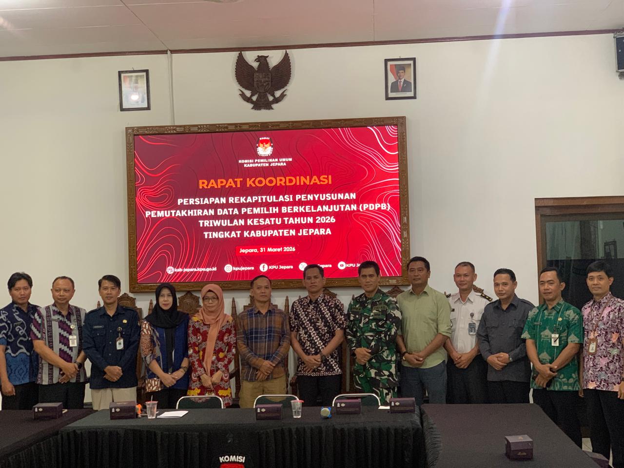 Anggota Bawaslu Jepara Ali Purnomo dan Staf menghadiri rapat persiapan rekapitulasi PDPB Triwulan I Tahun 2026 yang dilaksanakan pada (31/3) di Aula KPU Jepara