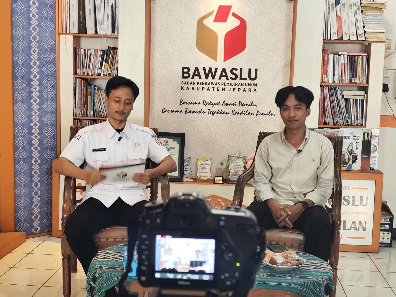 Ghani Rizky Muhammad Staf Bawaslu Jepara selaku moderator dan Naufal Misbakhul Afla anggota Perisai Demokrasi selaku Narasumber dalam Podcast Bawaslu Menyapa