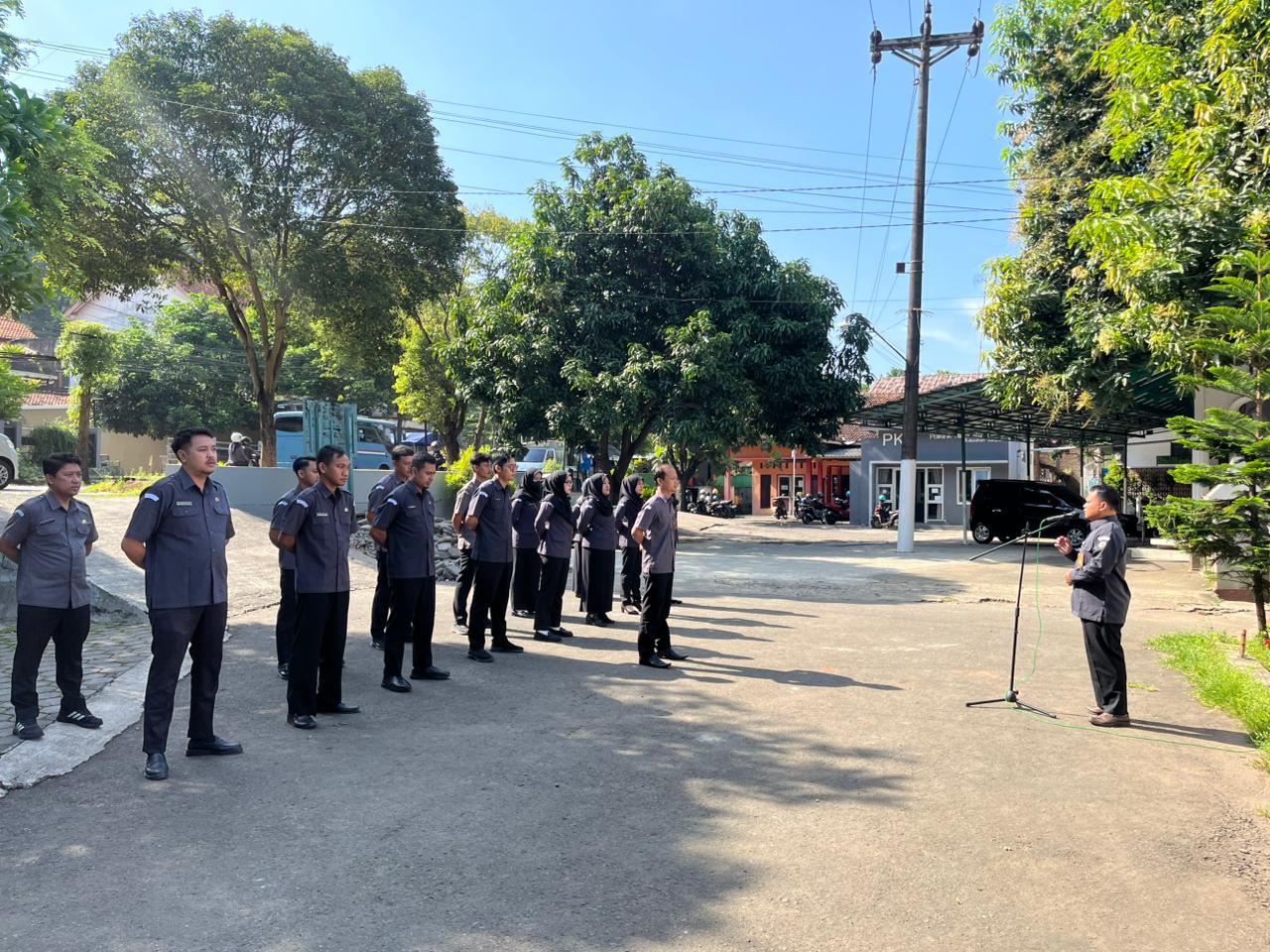 Anggota Bawaslu Jepara Shohibul Habib sebagai pembina dalam apel pagi rutin bersama jajaran staf di halaman kantor Bawaslu Jepara, (6/4).