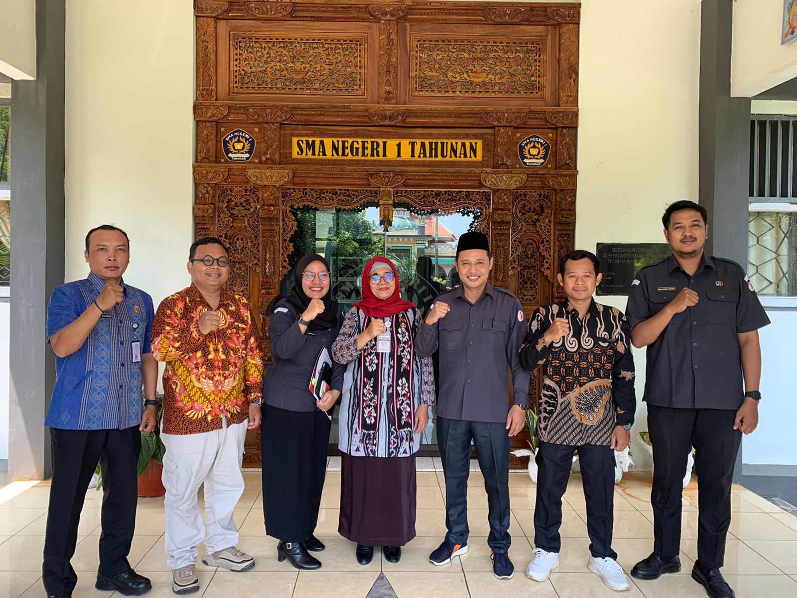Bawaslu Jepara menjalin kerja sama dengan SMA Negeri 1 Tahunan Jepara melalui penandatanganan Memorandum of Understanding (MoU) pada Selasa, (14/4).