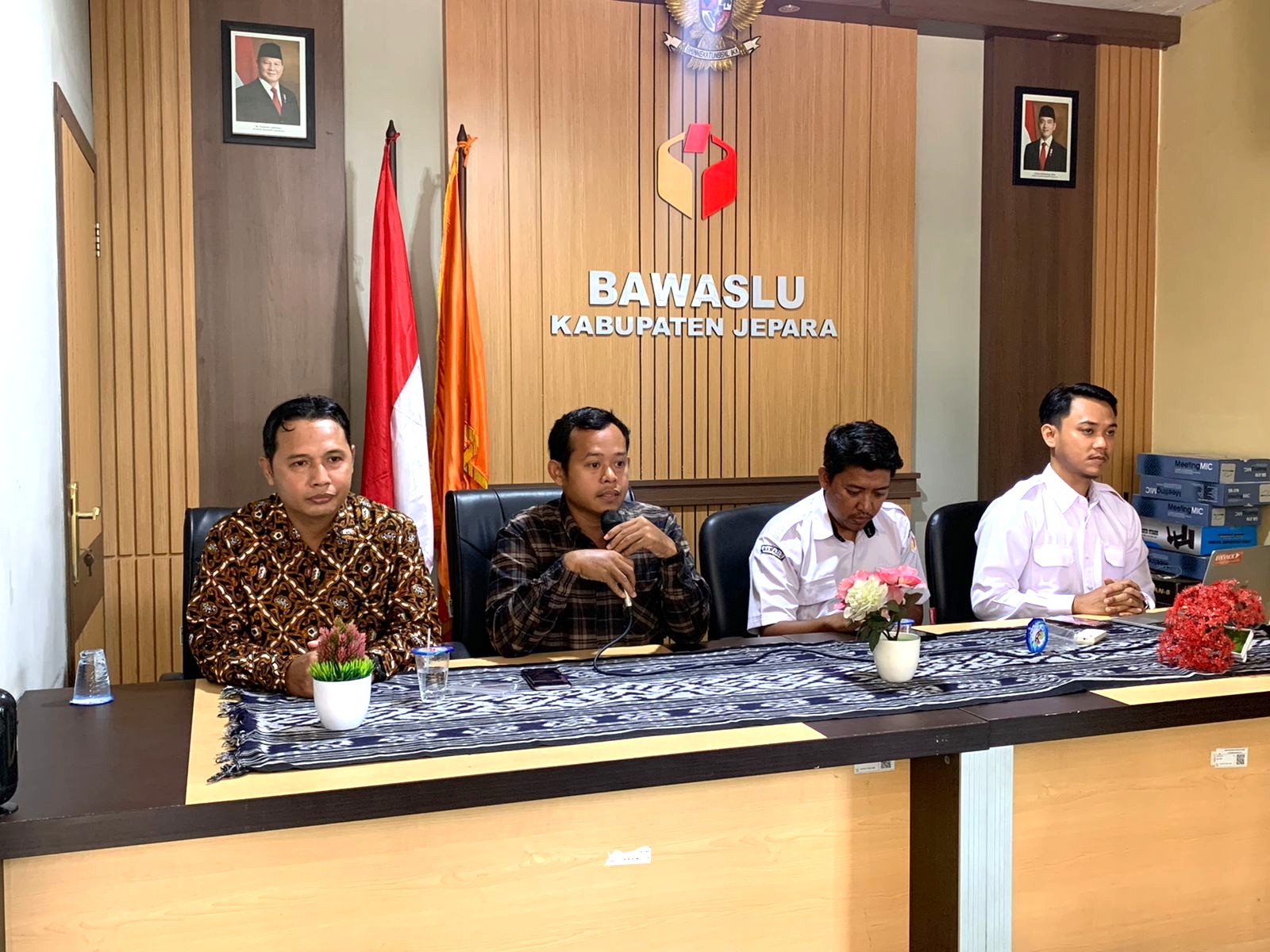 Anggota Bawaslu Kabupaten Jepara beserta staf sekretariat dalam acara peningkatan kapasitas SDM di Gedung B Kantor Bawaslu Kabupaten Jepara pada Rabu (15/04).