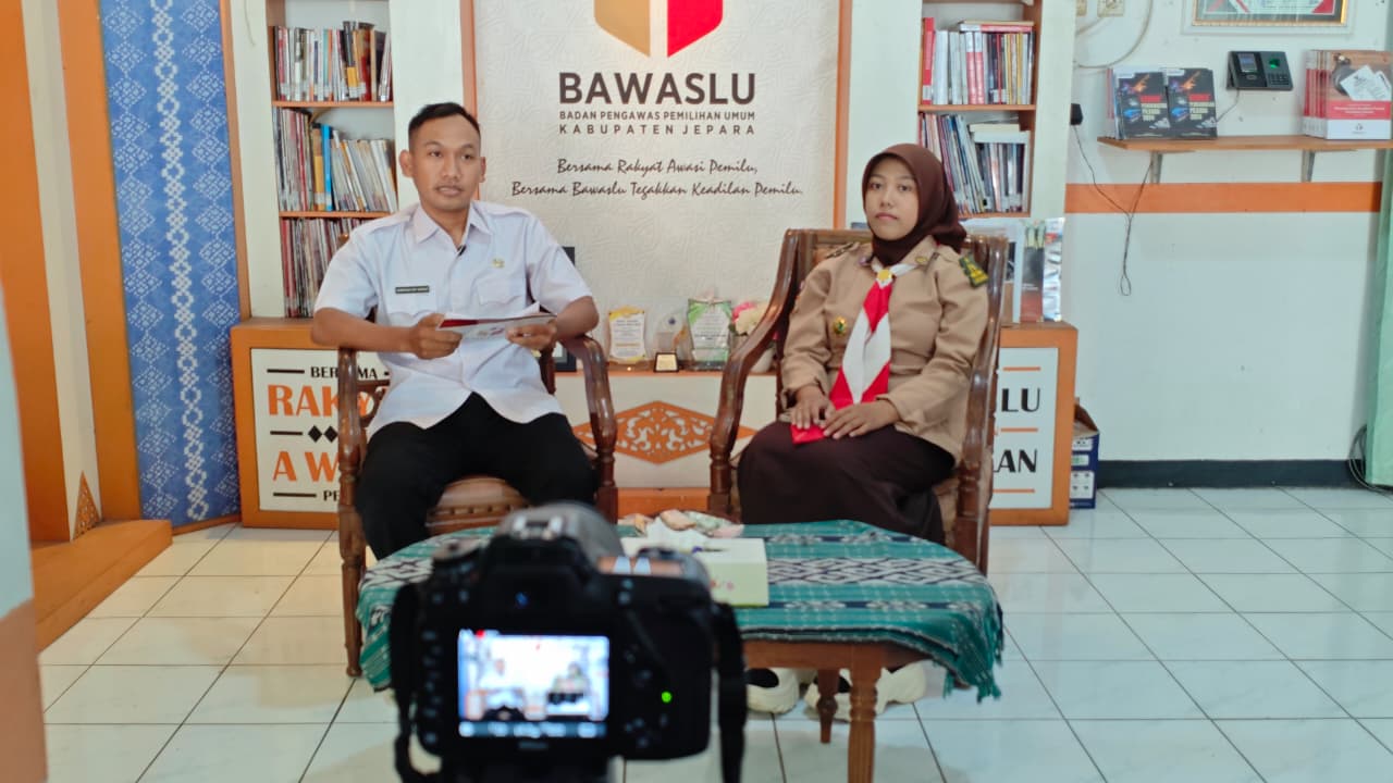 Host Bawaslu Menyapa Subhan Edi Susilo berbincang bersama narasumber muda, Sekar Dewi Lestari, peserta Sekolah Kader Pengawasan Partisipatif (SKPP)