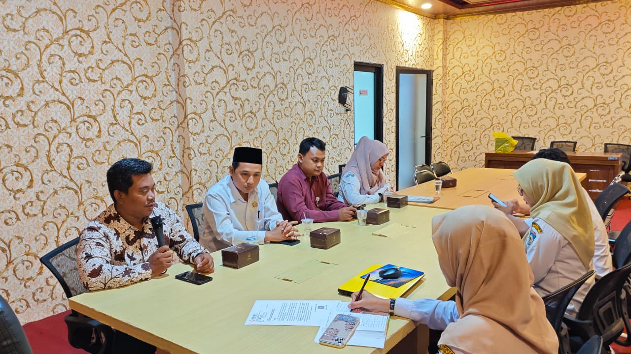 Ketua Bawaslu Kabupaten Jepara Sujiantoko, bersama anggota Bawaslu Jepara Ali Purnomo, Shohibul Habib, dan staf Dteknis Bawaslu Jepara, serta perwakilan Dinsos Permades Kabupaten Jepara yang diwakili oleh Kepala Bidang Bina Pemerintahan Desa, Ummi Rakhmayani.