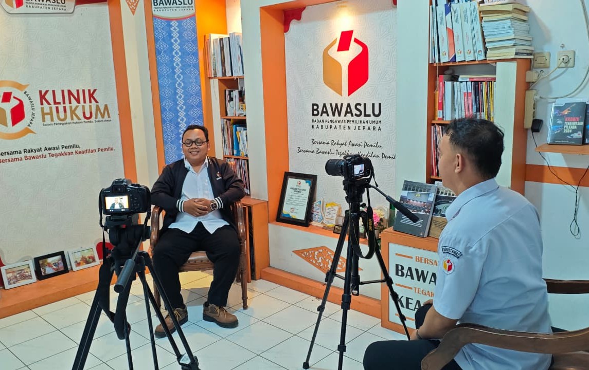 Koordinator Divisi Penanganan Pelanggaran, Khomaru Zaman, sebagai narasumber dalam Program Klinik Hukum dengan tema "Kenapa Laporan Saya Tidak Ditindaklanjuti?”