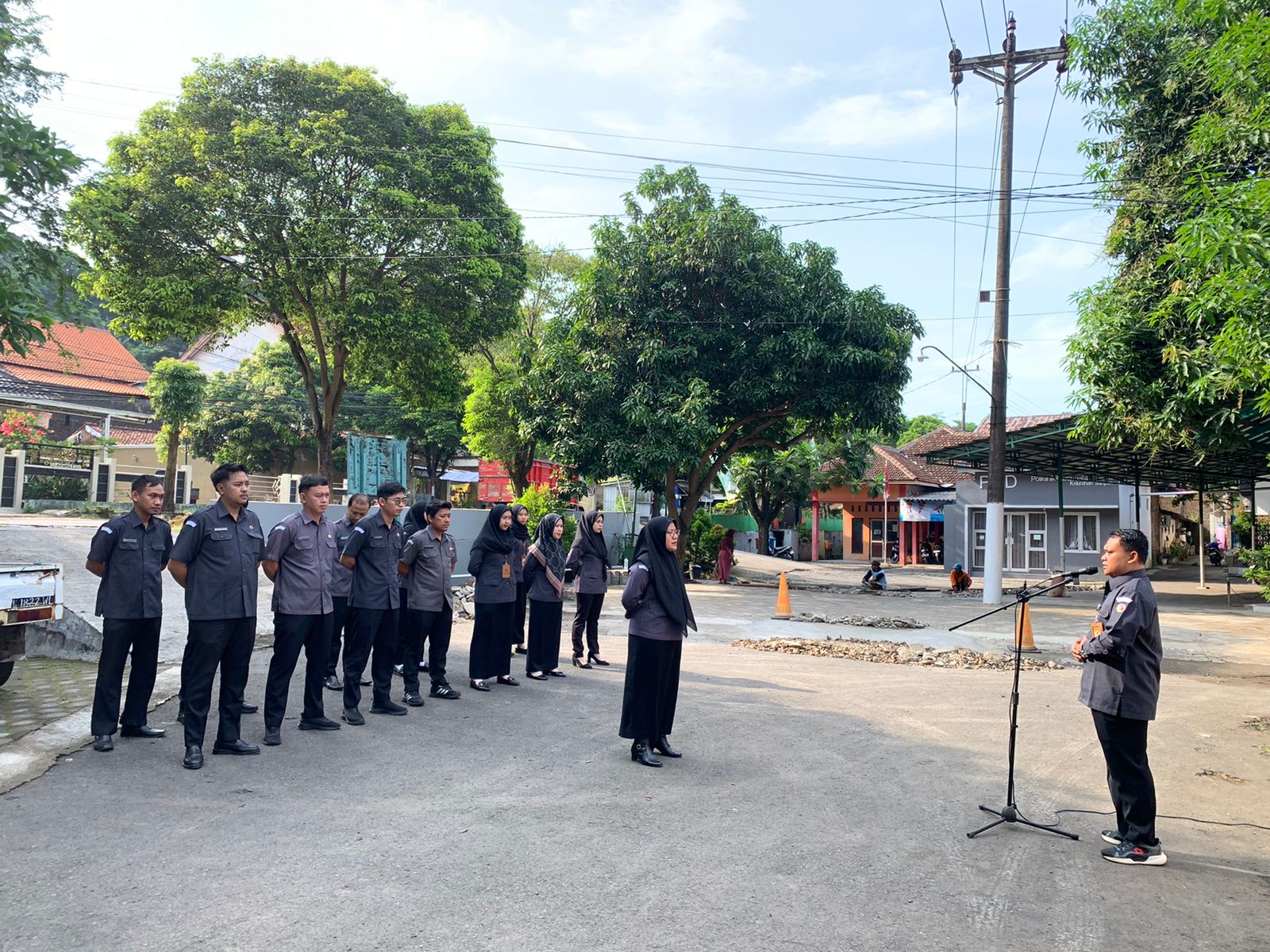 Anggota Bawaslu Jepara Shohibul Habib sebagai pembina dalam apel pagi rutin bersama jajaran staf di halaman kantor Bawaslu Jepara, (27/4).