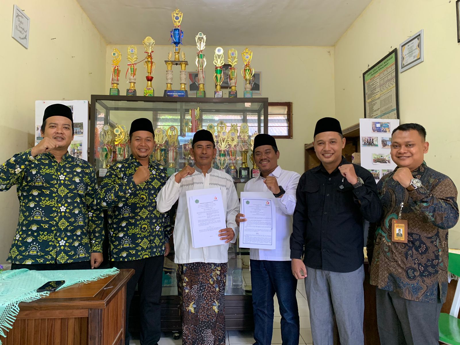 Bawaslu Kabupaten Jepara resmi menjalin kerja sama dengan MA Mathali’ul Ulum Banjaragung melalui penandatanganan Nota Kesepahaman (MoU) pada Rabu (29/4).