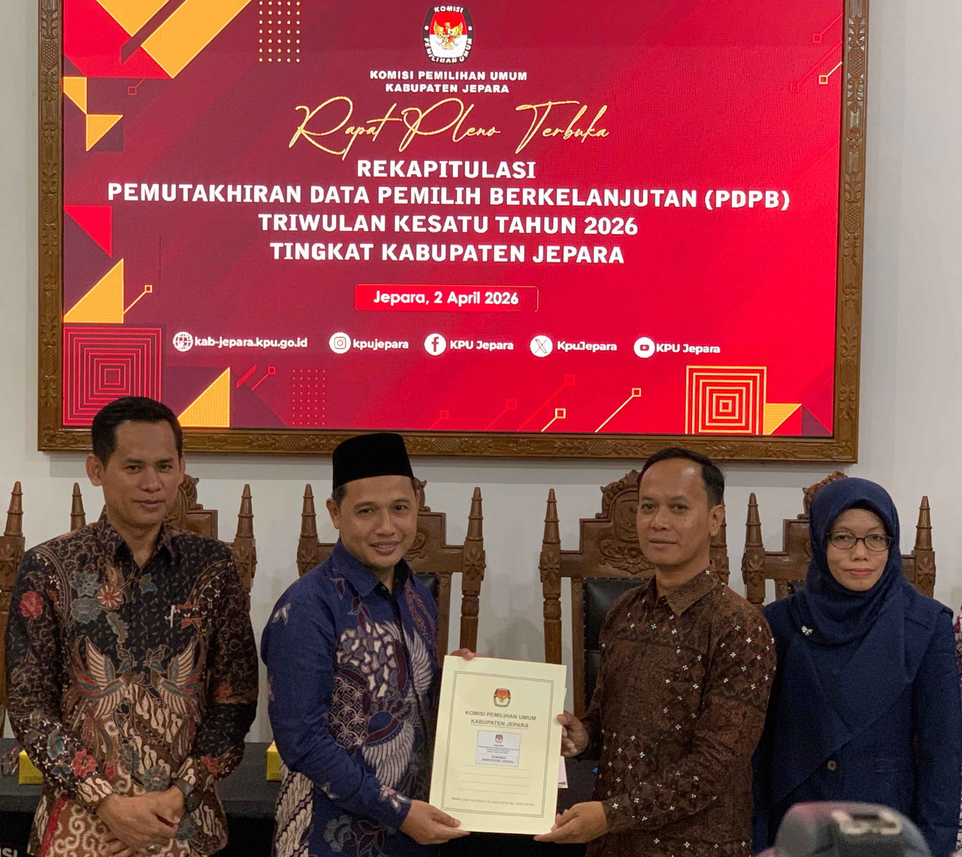 Anggota Bawaslu Jepara Ali Purnomo dan Staf Divisi Pencegahan, Pengawasan, Humas, Hubal Menghadiri Rapat Pleno Terbuka Pemutakhiran Data Pemilih Berkelanjutan (PDPB) Triwulan I Tahun 2026 yang diselenggarakan oleh KPU Kabupaten Jepara, (2/4).