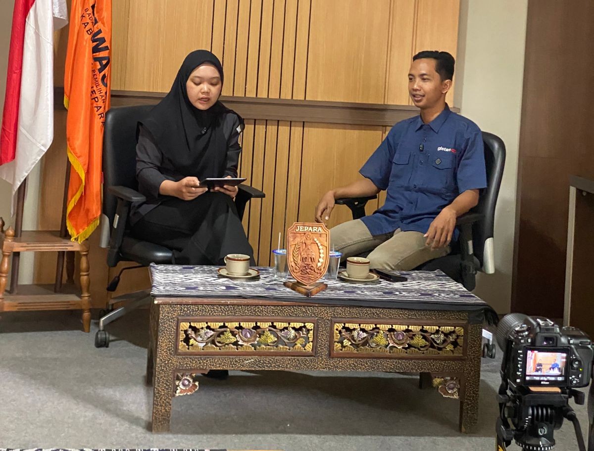 Rosyidatus Sholichah Staf Bawaslu Jepara selaku Host Bawaslu Menyapa dan Ahmad Dzulfikar dari Jurnalis Gistara.com selaku Narasumber