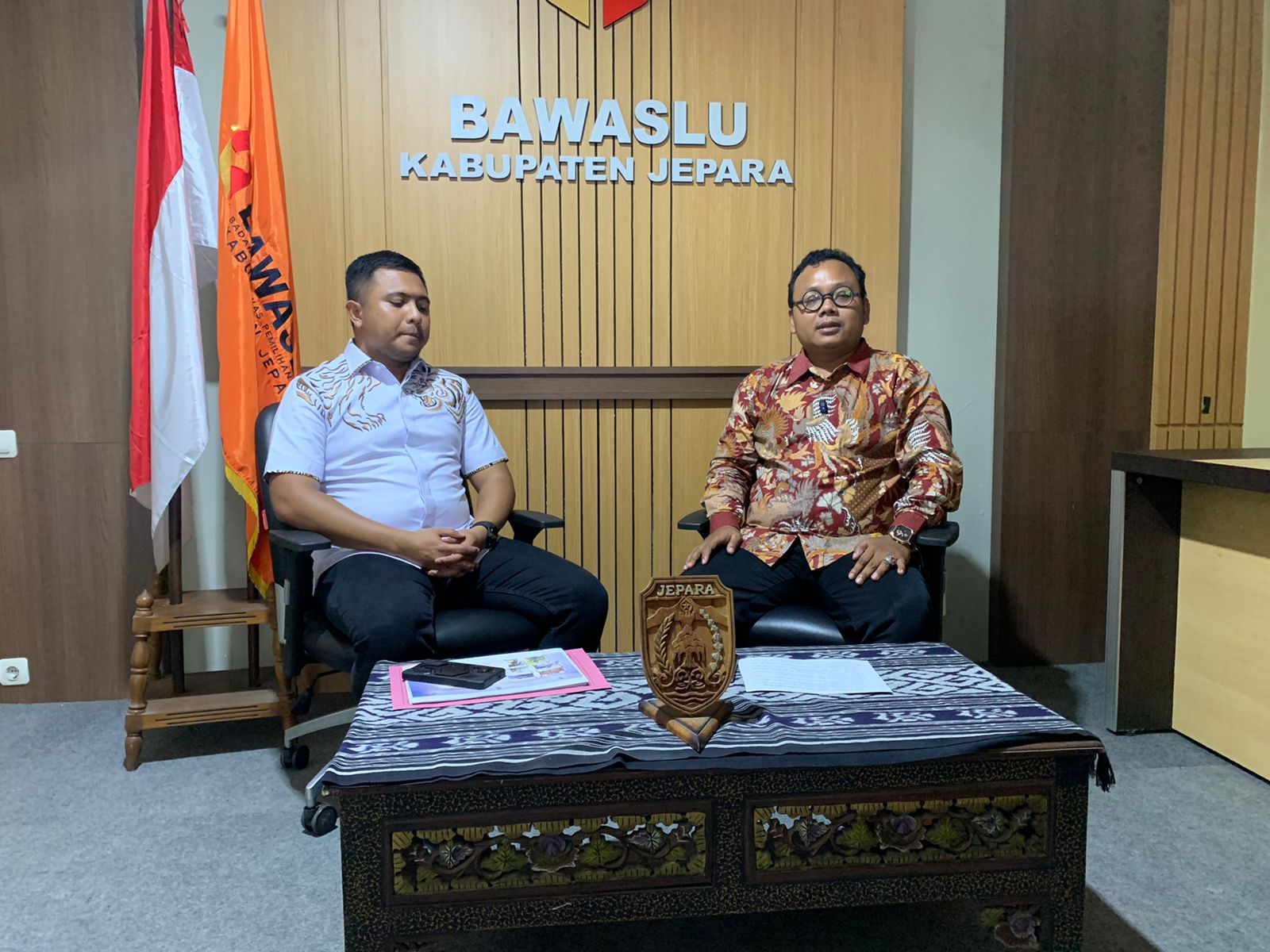 Podcast Bawaslu Jepara yang menghadirkan Kasat Reskrim Polres Jepara, AKP Faisal Wildan dan Kordiv Penanganan Pelanggaran dan Data Informasi Khomaru Zaman selaku Moderator