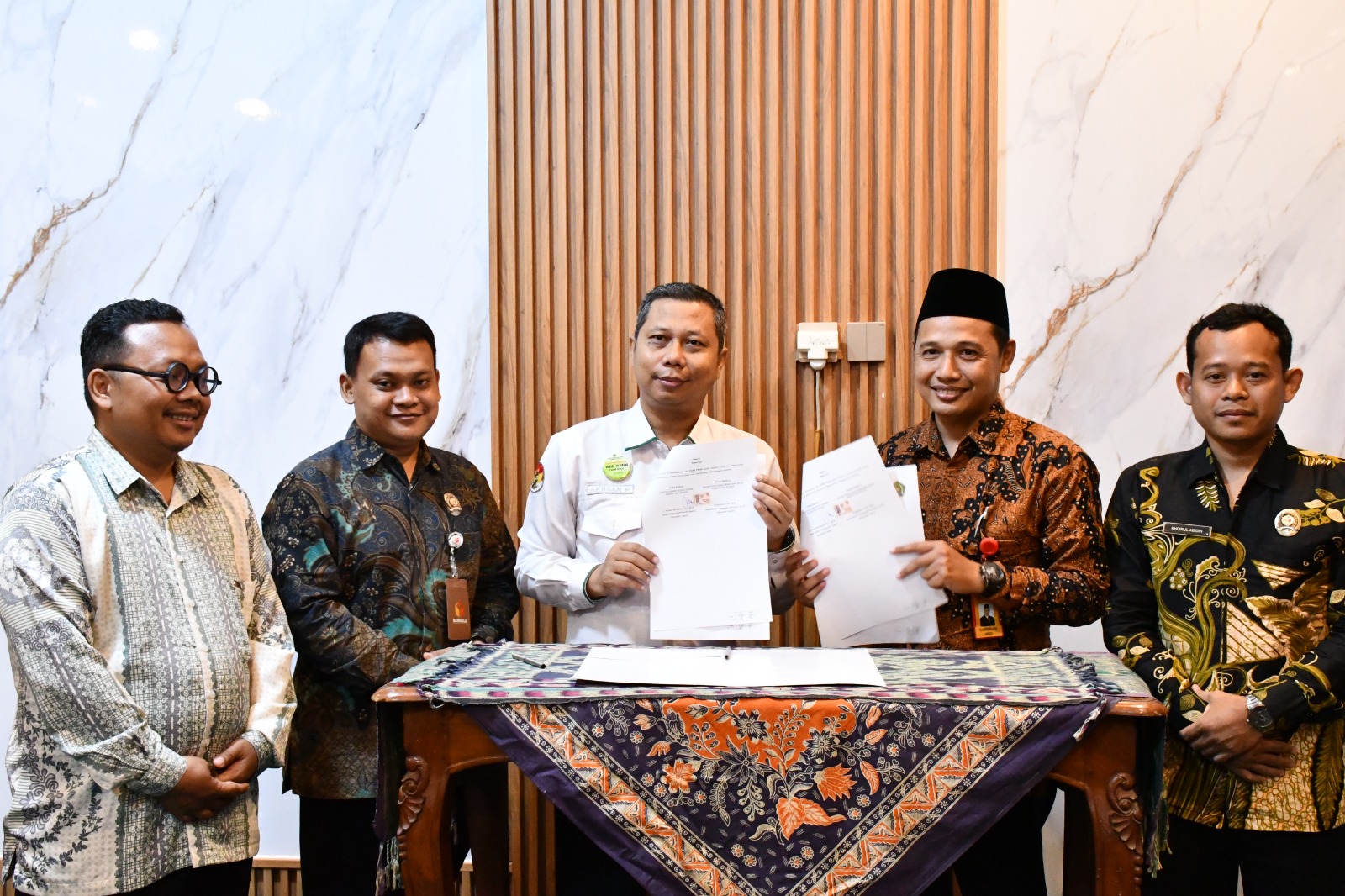 Bawaslu Kabupaten Jepara bersama Kementerian Agama Kabupaten Jepara melaksanakan penandatanganan Memorandum of Understanding (MoU) dan Perjanjian Kerja Sama (PKS) tentang Sinergi Pendidikan Politik dan Demokrasi pada Selasa, (26/05).
