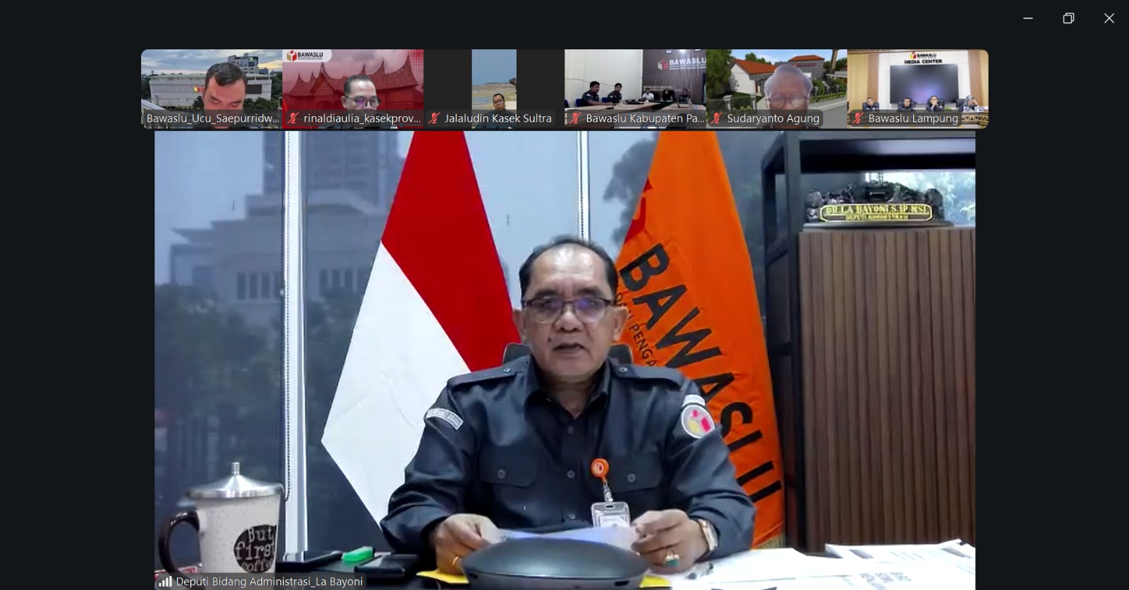 Deputi Bidang Administrasi Bawaslu La Bayoni saat memberi arahan, pada rapat rutin bulanan bersama sekretariat Bawaslu se-Indonesia secara daring, di Jakarta, Senin (27/4/2026).