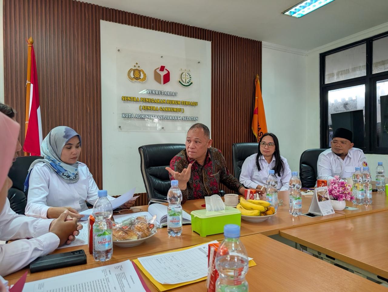 Anggota Bawaslu Totok Hariyono saat melakukan supervisi dan monitoring program konsolidasi demokrasi di kantor Bawaslu Kota Jakarta Selatan, Rabu (22/4/2026).