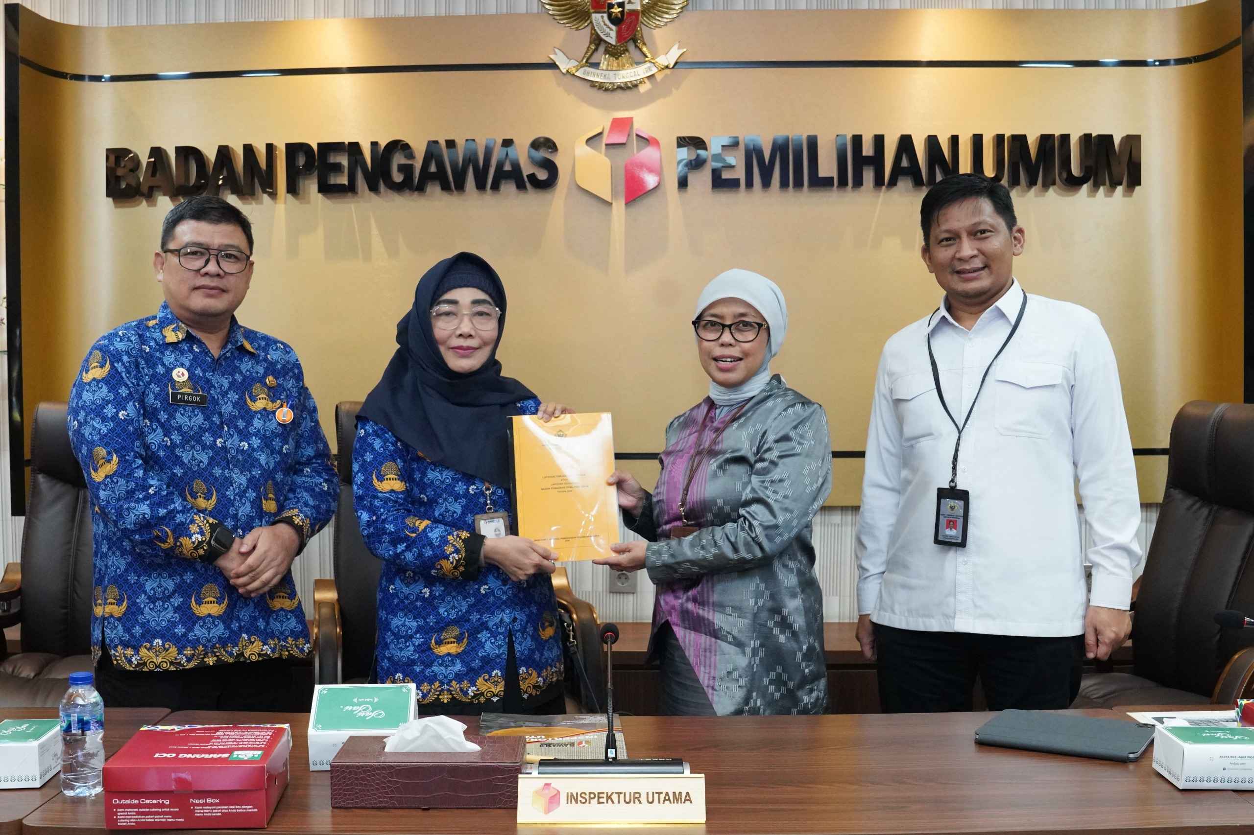 Inspektur Utama Bawaslu, Rini Wartini (kedua dari kiri) saat penyerahan Laporan Keuangan Badan Pengawas Pemilu Tahun 2025 oleh BPK RI, di Jakarta, Rabu (20/5/2026).