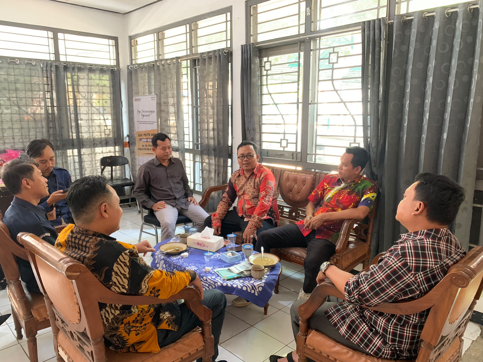 KPU Kabupaten Jepara melakukan kunjungan silaturahmi dan koordinasi ke Kantor Bawaslu Kabupaten Jepara, Selasa (2/6).