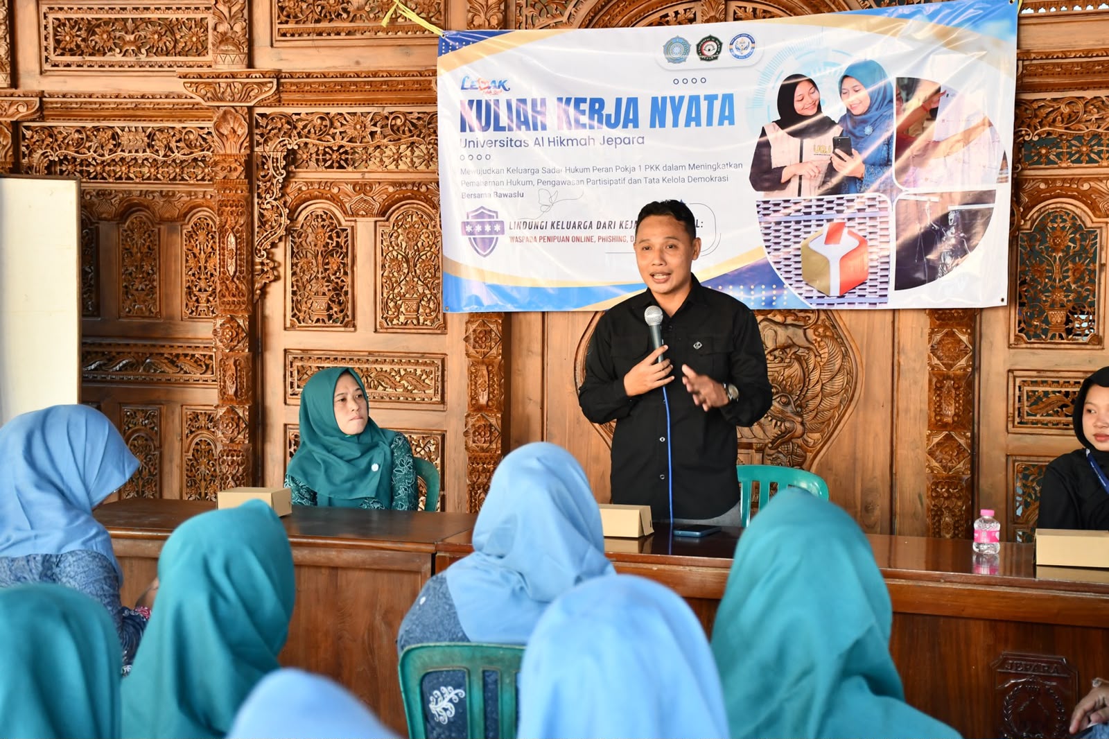 Bawaslu Jepara memberikan sosialisasi kepada anggota PKK Desa Lebak, Kecamatan Pakisaji, pada Senin (8/6) di Balai Desa Lebak dengan Narasumber Ali Purnomo Kordiv Pencegahan, Parmas, dan Humas.