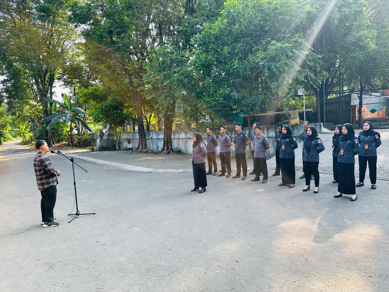 Anggota Bawaslu Jepara Shohibul Habib sebagai pembina dalam apel pagi rutin bersama jajaran staf di halaman kantor Bawaslu Jepara, (6/07).