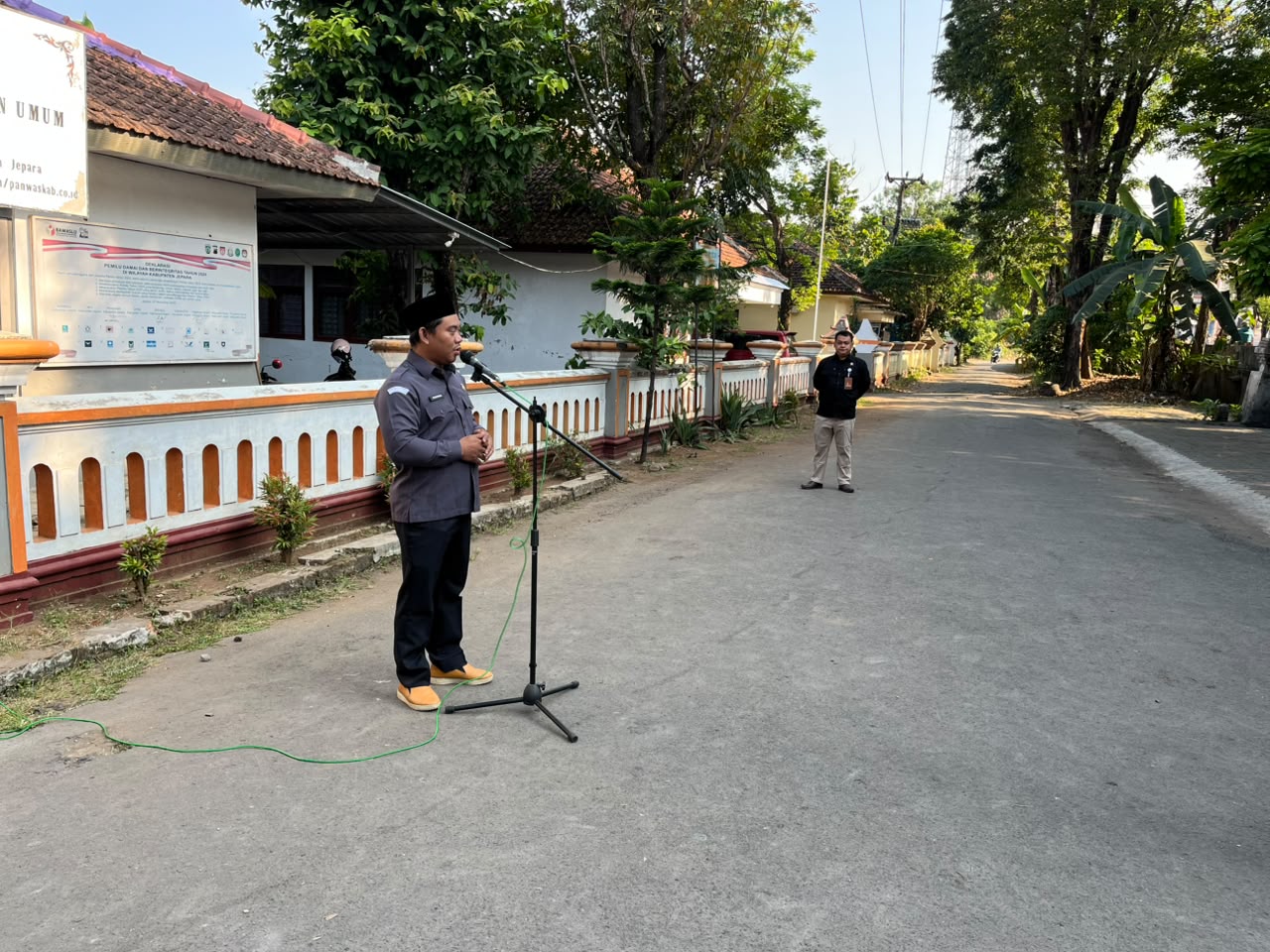 Ketua Bawaslu Jepara Sujiantoko sebagai pembina dalam apel pagi rutin bersama jajaran staf di halaman kantor Bawaslu Jepara, (13/07).