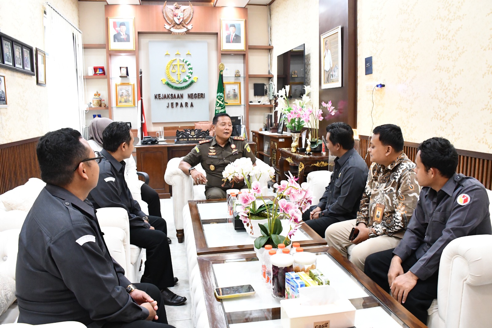Bawaslu Jepara melaksanakan audiensi dengan Kejaksaan Negeri Jepara sebagai upaya memperkuat silaturahmi, koordinasi, dan sinergi antarlembaga dalam menjaga kondusivitas daerah serta mendukung terwujudnya demokrasi yang berkualitas pada Rabu, (15/7).