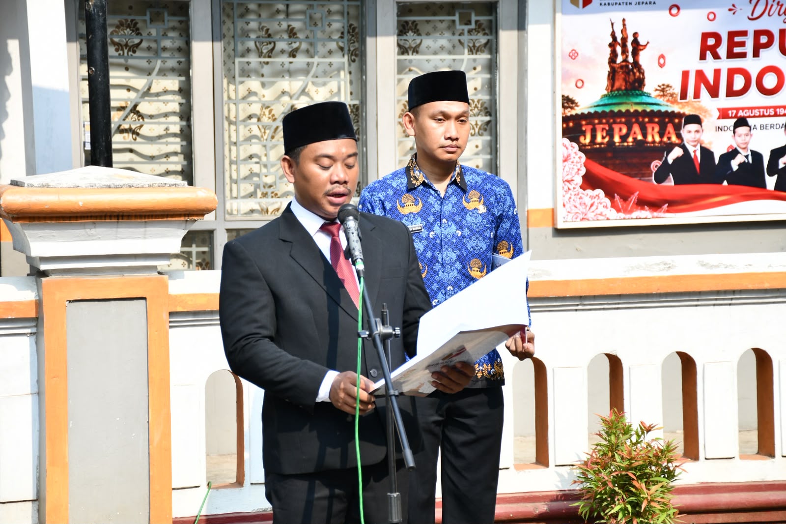 (Bawaslu) Kabupaten Jepara menyelenggarakan upacara peringatan Hari Ulang Tahun (HUT) ke-81 Kemerdekaan Republik Indonesia pada Senin, (17/8). Kegiatan berlangsung di halaman Kantor Sekretariat Bawaslu Kabupaten Jepara.
