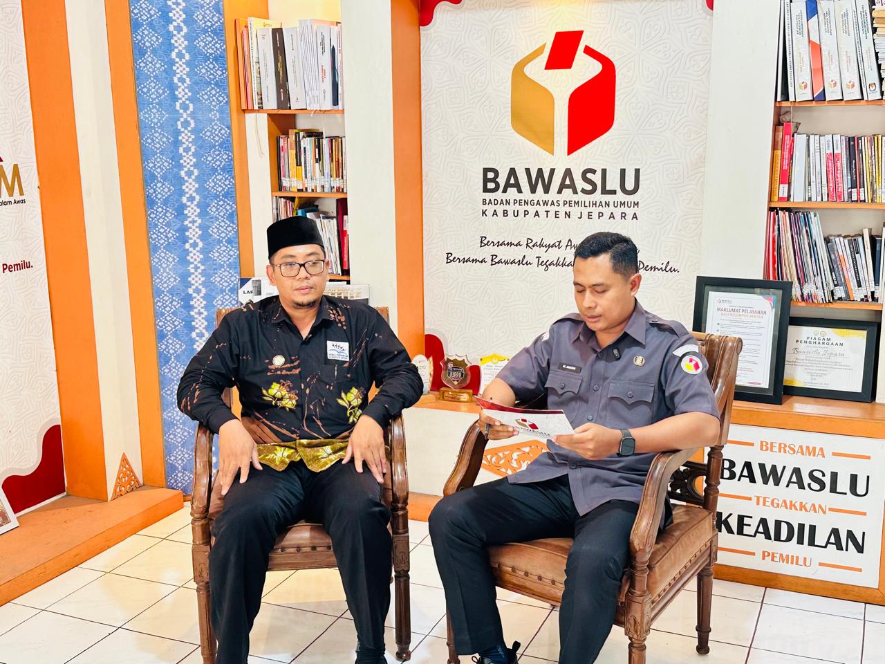 Bawaslu Jepara mendorong penguatan pendidikan demokrasi melalui lembaga pendidikan melalui program kegiatan Podcast Bawaslu Menyapa yang mengangkat tema “Membangun Kesadaran Masyarakat dalam Demokrasi melalui Lembaga Pendidikan”, Senin (28/9).