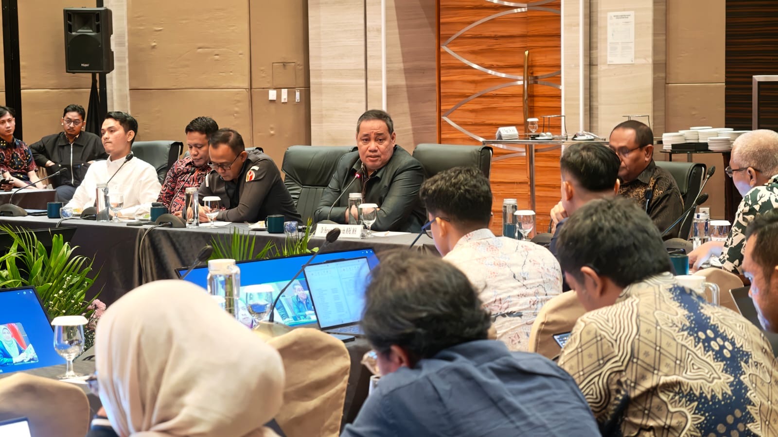 Anggota Bawaslu Herwyn JH Malonda saat menyampaikan pendapatnya dalam Diskusi Kelompok Terpumpun Revisi Undang-Undang Pemilu, Selasa (18/8/2026).