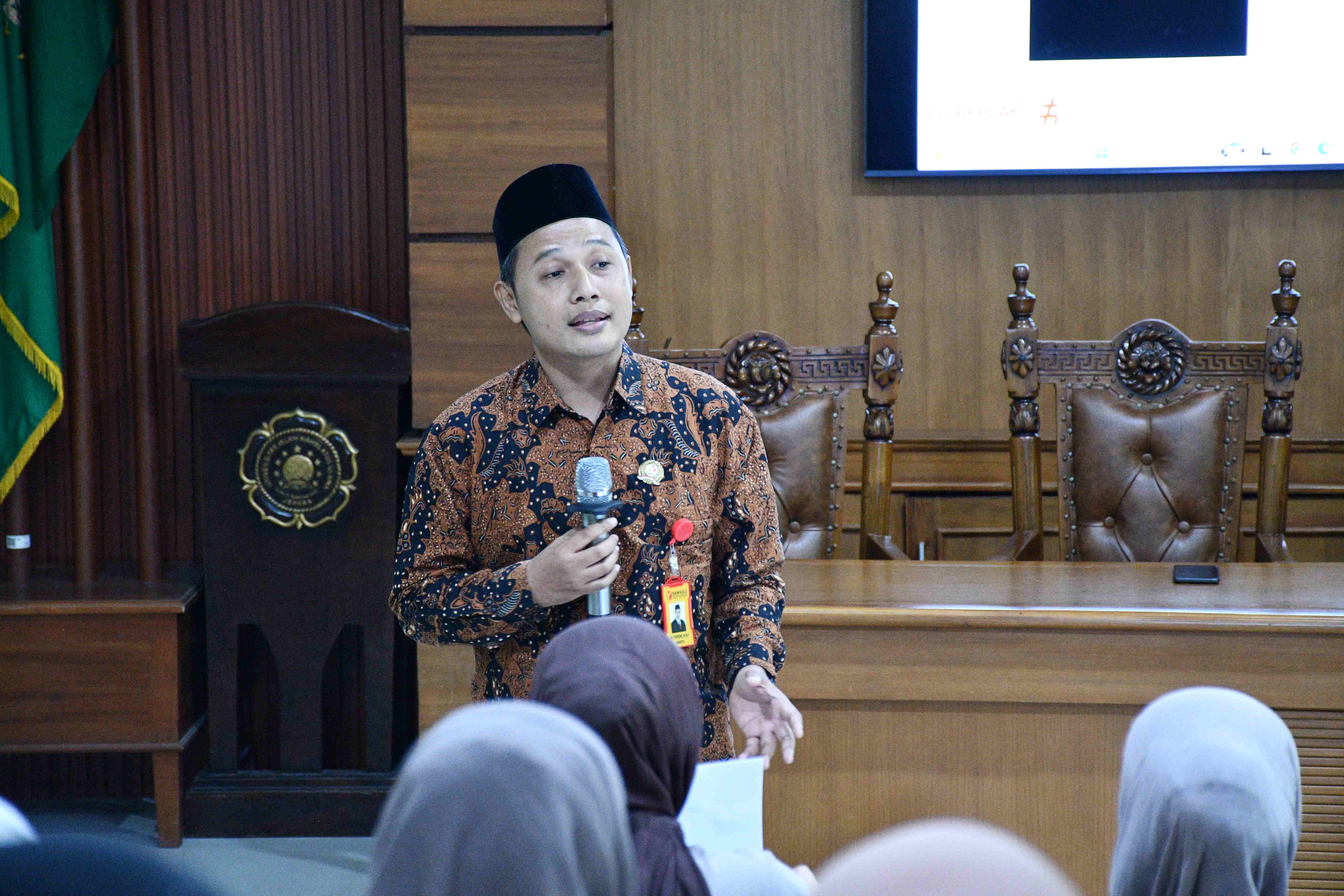 Anggota Bawaslu Kabupaten Jepara Ali Purnomo menjadi Narasumber dalam Pertemuan ke Tiga Kelas Penyelesaian Sengketa Proses Pemilu oleh Badan Pengawas Pemilihan Umum (Bawaslu) Kabupaten Jepara bagi mahasiswa Fakultas Syariah dan Hukum Universitas Islam Nahdlatul Ulama (Unisnu) Jepara, Rabu (14/10).