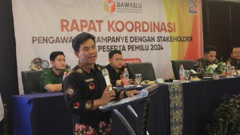 Ketua Bawaslu Jepara memberikan sambutan dalam kegiatan Rapat Koordinasi Pengawasan Kampanye Dengan Stakeholder dan Peserta Pemilu 2024 (25/1/2024)