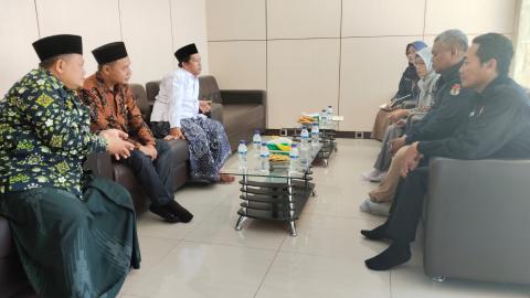 Koordinator Divisi Pencegahan, Partisipasi, Masyarakat, dan Humas Ali Purnomo bersama Anggota KPU Kabupaten Jepara beserta pihak Pondok Pesantren Balekambang