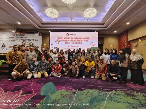 Koordinator Divisi Penanganan Pelanggaran dan Datin foto bersama beserta Kordiv PP Datin se Jawa Tengah saat hadiri Rakernis di Yogyakarta.