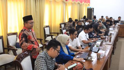 Kordiv Penanganan Pelanggaran dan Datin Khomaru Zaman memantau peserta rapat dalam mengerjakan post test