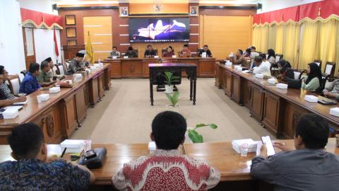 Pelaksanaan rapat kerja strategi penanganan pelanggaran di ruang rapat Sosrokartono Sekretariat Daerah Kabupaten Jepara