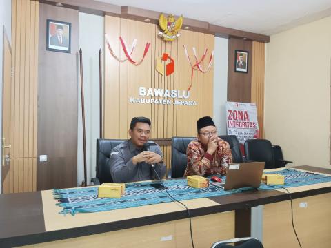 Ketua Bawaslu Jepara Sujiantoko dan Khomaru Zaman Kordiv Penanganan Pelanggaran dan Datin dalam Memimpin Rakor Penanganan Pelanggaran Netralitas ASN, TNI, Polri pada Pemilihan Tahun 2024