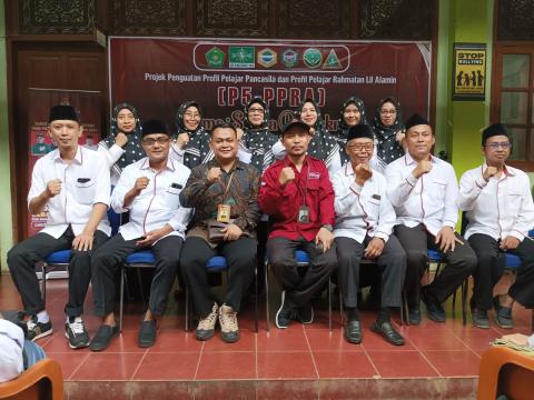 Foto bersama M. Zarkoni Kepala Sekolah MA Masalikil Huda beserta dewan guru dan Anggota Bawaslu Jepara SHohibul Habib