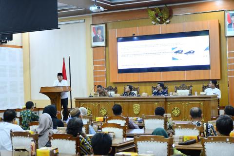 Plt Kesbangpol Jepara Budi Prisulistiyono menjadi narasumber dalam Rapat Koordinasi Pengelolaan ANggaran Pemilihan Bupati dan Wakil Bupati Jepara