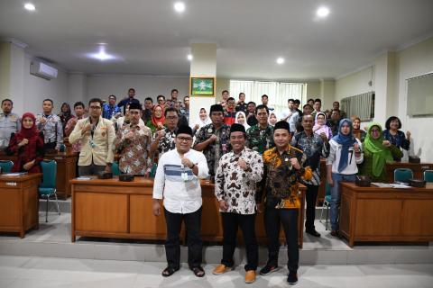 Ketua, anggota Bawaslu Jepara beserta Narasumber dan Peserta Rapat Koordinasi Evaluasi dan Publikasi Pilkada 2024