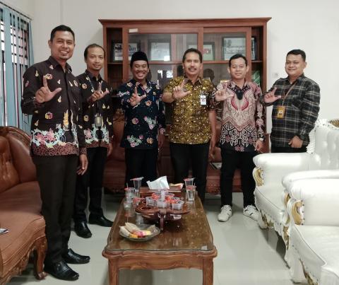 Ketua Bawaslu Jepara Sujiantoko, bersama anggota Khoirul Abidin dan Shohibul Habib beserta sekretariat. Dari pihak Diskarpus hadir Kepala Dinas Edy Sujatmiko