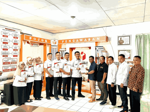 Pimpinan Bawaslu Jepara dan 7 Staf yang baru dilantik PPPK