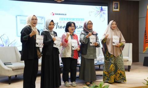 Diskusi Bedah Buku 'Srikandi Mengawasi': Kisah Perempuan Pengawas Pemilu dalam Mengawasi Pemilu 2024 di Batam, Kepulauan Riau, Selasa (12/8/2025).