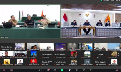 Ketua Bawaslu Rahmat Bagja beserta jajaran pimpinan melakukan rapat daring di ruangan Command Center Bawaslu, Jakarta