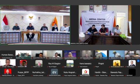 Ketua Bawaslu Rahmat Bagja beserta jajaran pimpinan melakukan rapat daring di ruangan Command Center Bawaslu, Jakarta