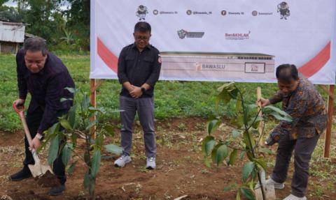 Anggota Bawaslu Herwyn JH Malonda bersama jajaran Bawaslu Sulut saat akan menanam pohon manggis di Tomohon