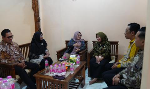 Lolly Suhenty menyerahkan dana kerahiman kepada pihak keluarga pengawas pemilu di kediaman Alm. Sriyadi, Demak, Jawa Tengah